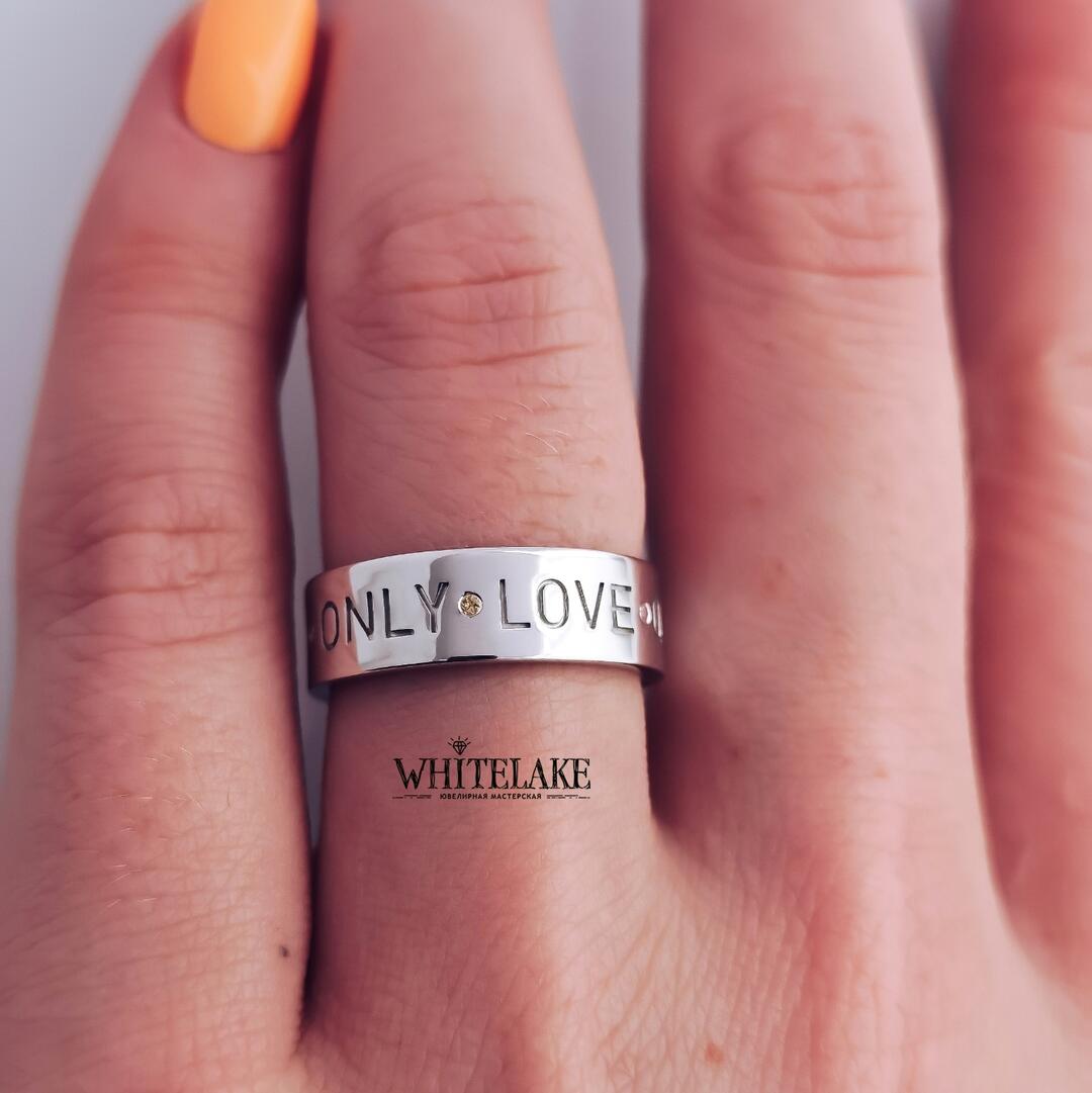 Необычное кольцо с гравировкой Only love из серебра, украшенное розовыми сапфирами и цитринами, надетое на безымянный палец