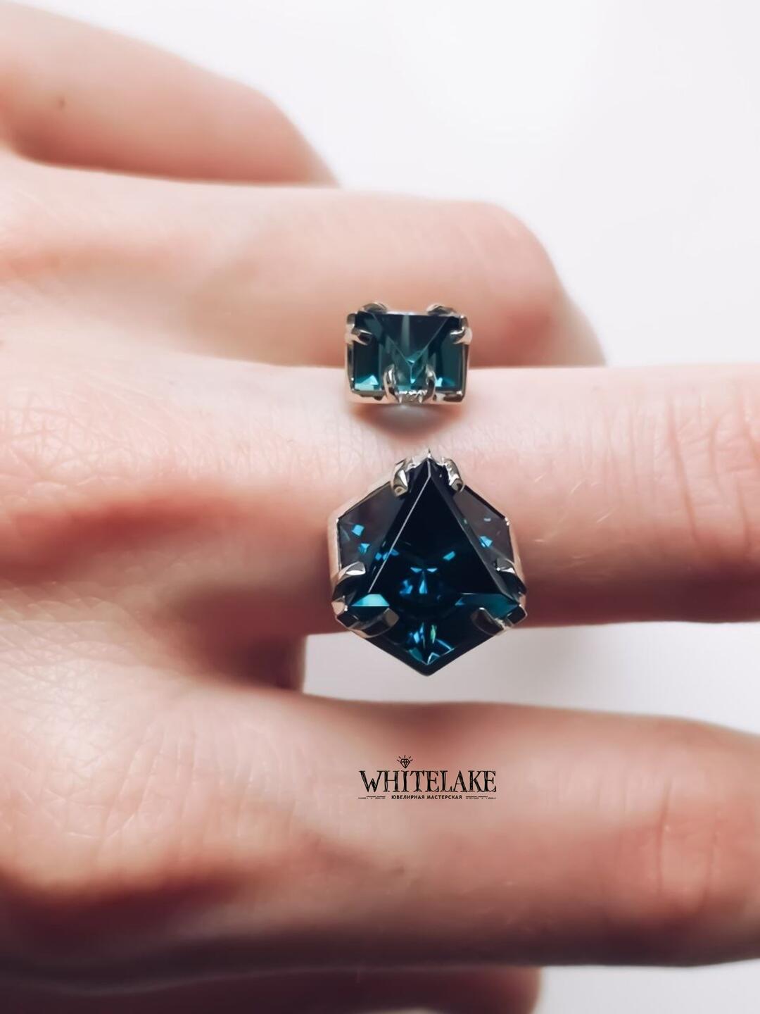 Оригинальное двойное кольцо с топазами London blue «Айсберг» на руке