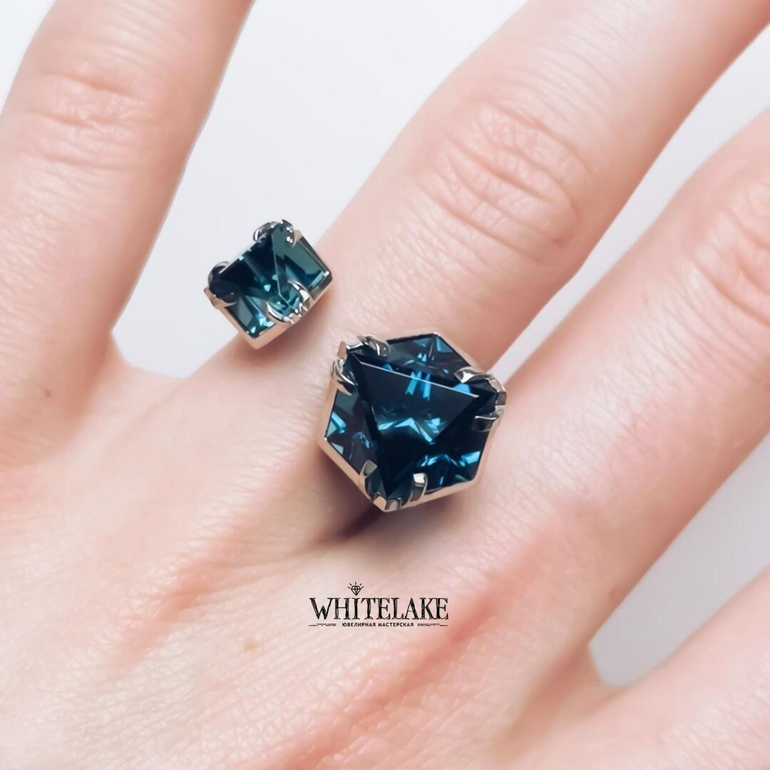 Кастомное двойное кольцо с топазами London blue «Айсберг» на безымянном пальце