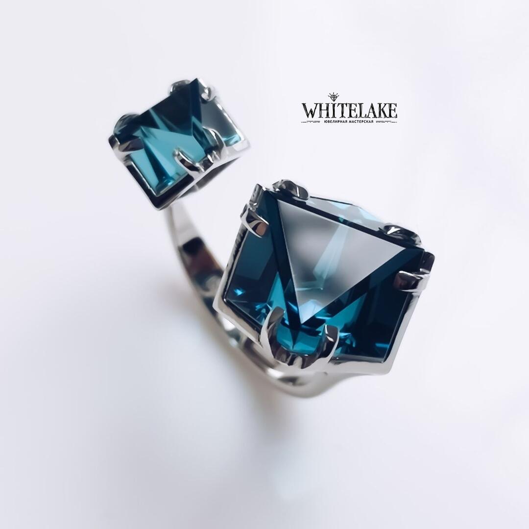 Креативное двойное кольцо с топазами London blue «Айсберг» крупным планом