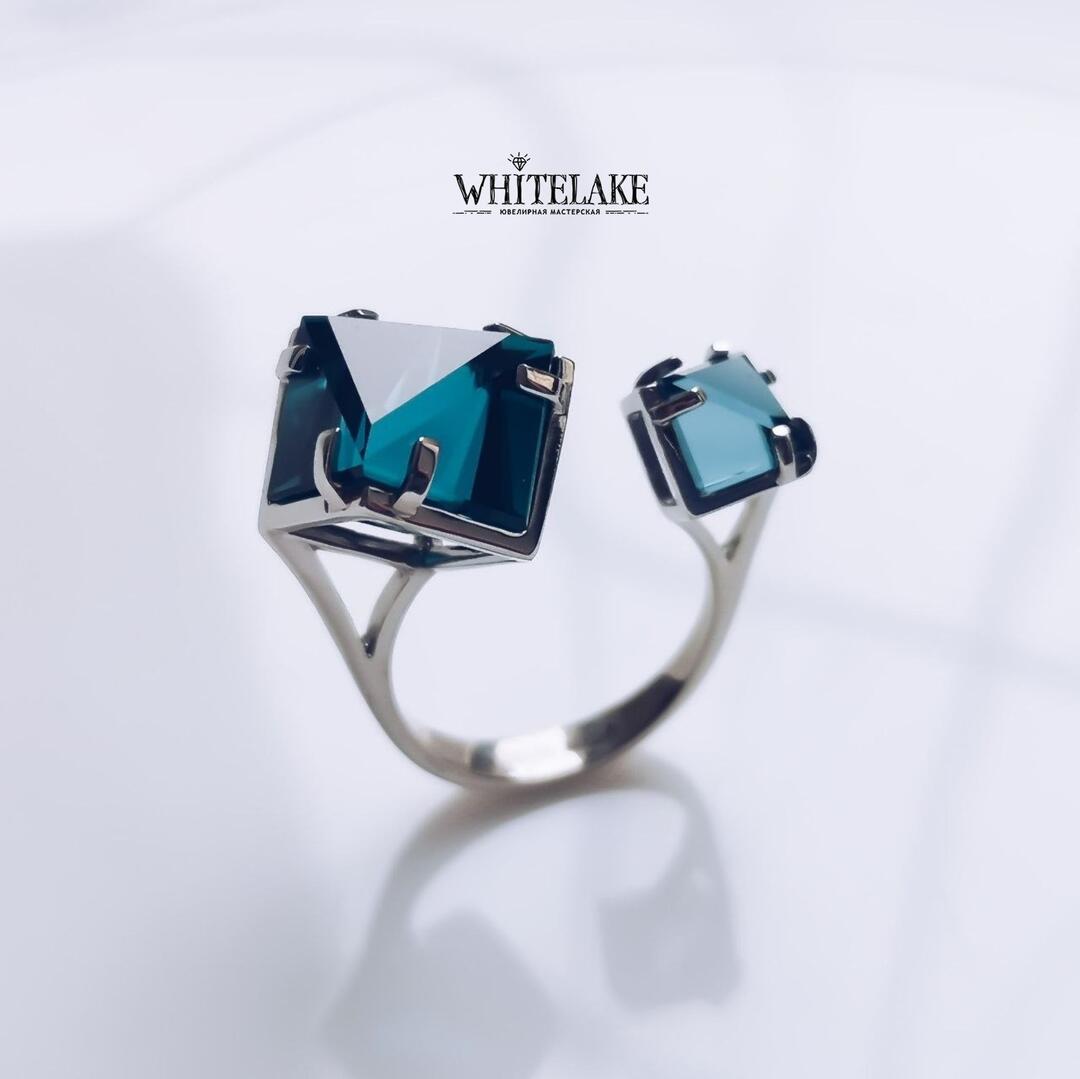 Красивое двойное кольцо с топазами London blue «Айсберг» на ребре