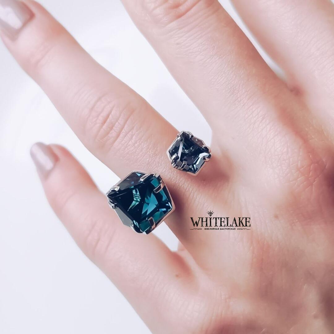 Стильное двойное кольцо с топазами London blue «Айсберг» на пальце
