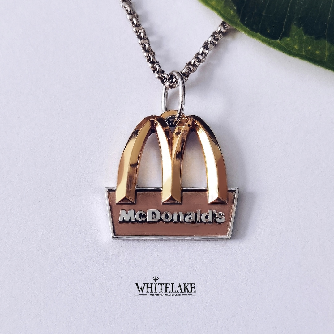 Оригинальный кулон Mcdonalds на светлом фоне