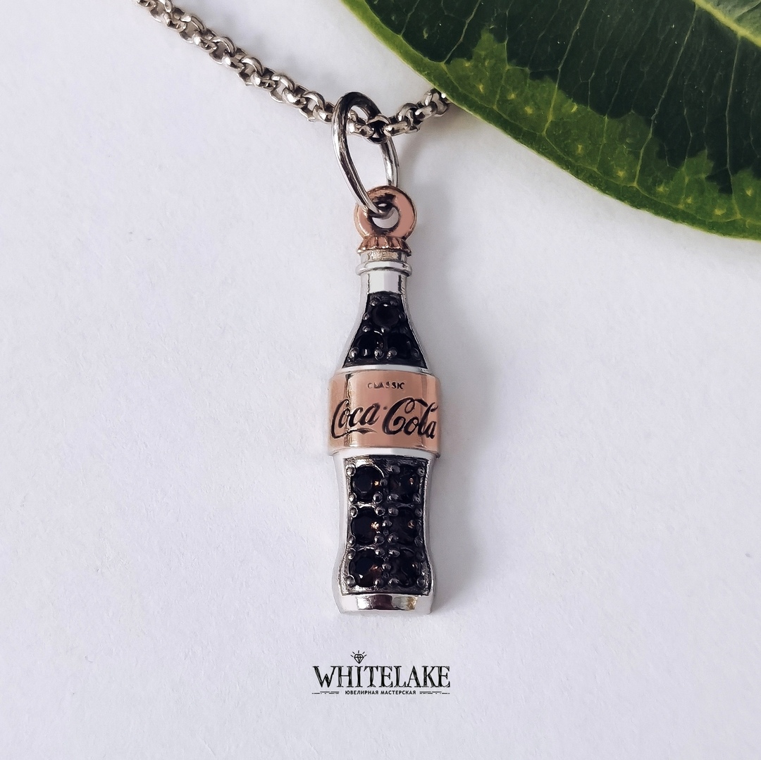 Стильный кулон Coca-cola на светлом фоне