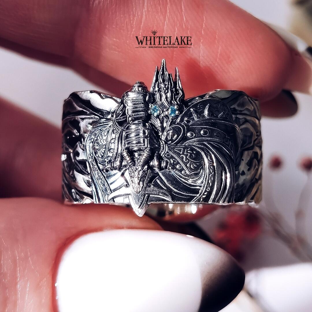 Кастомное кольцо WARCRAFT с персонажем Король Лич в руке вид сзади