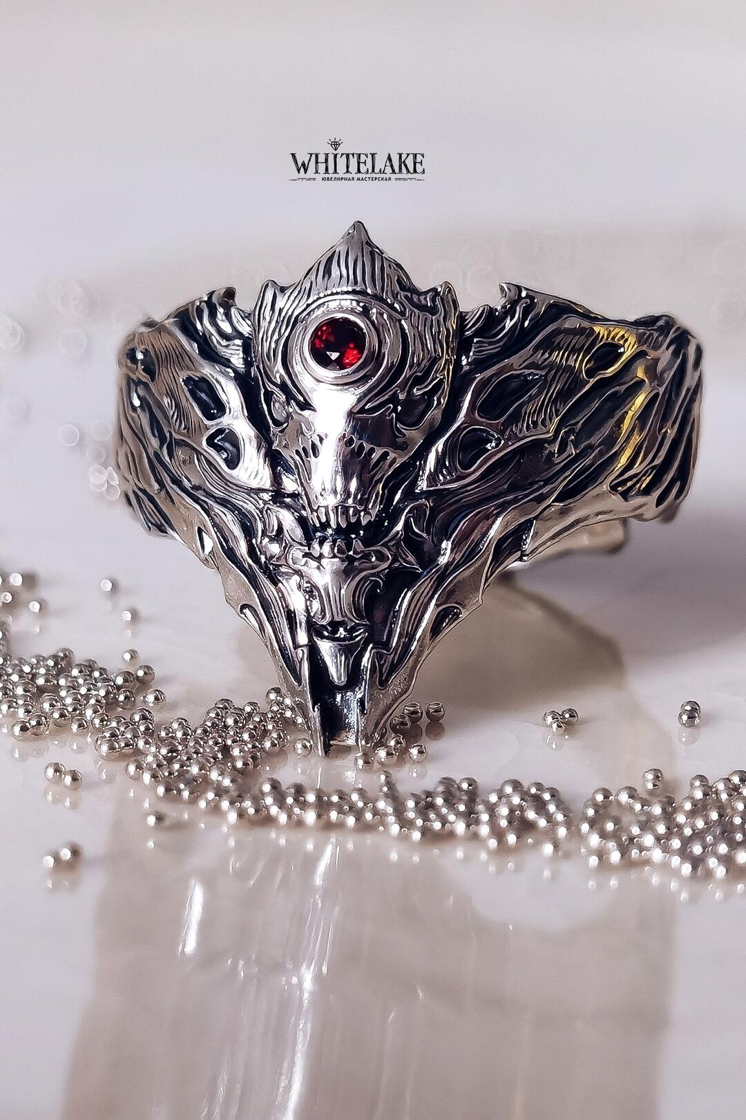 Кольцо по игре Destiny на белом фоне