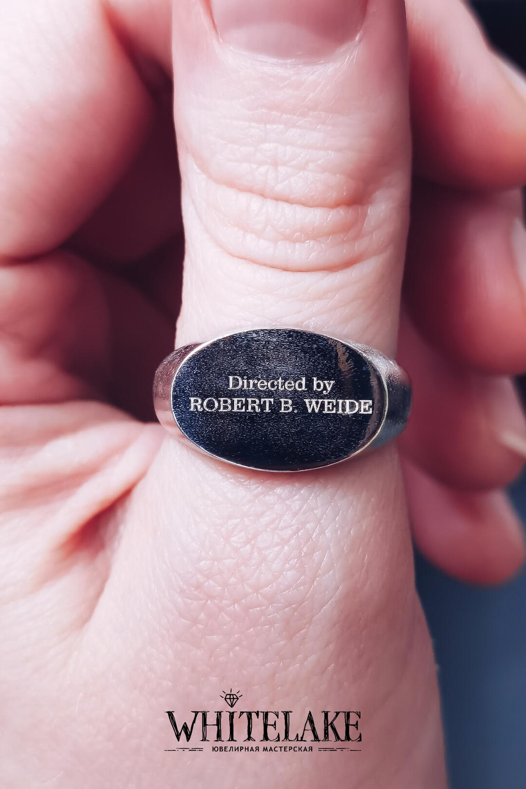 Эксклюзивная печатка «Directed by Robert B. Weide» на большом пальце